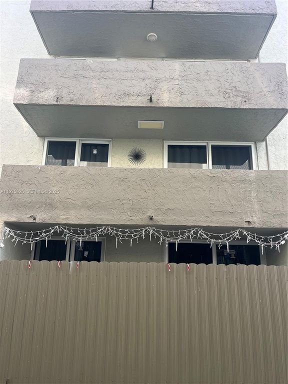 Image 22 of property listing at 10000 nw 80 ct 2301, Hialeah Gardens, FL 3301