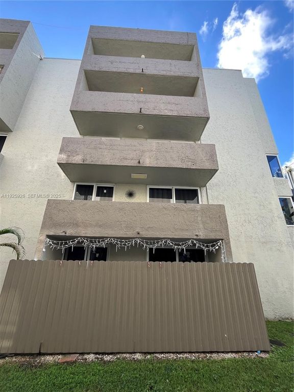 Image 23 of property listing at 10000 nw 80 ct 2301, Hialeah Gardens, FL 3301