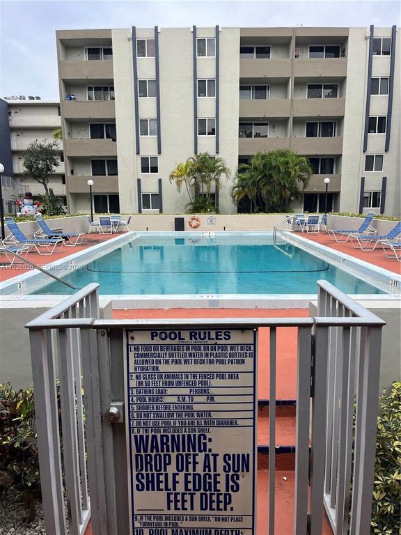 Image 25 of property listing at 10000 nw 80 ct 2301, Hialeah Gardens, FL 3301