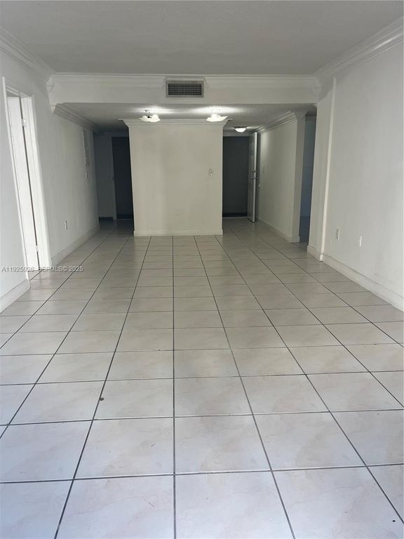 Image 3 of property listing at 10000 nw 80 ct 2301, Hialeah Gardens, FL 3301
