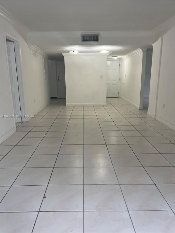 Image 4 of property listing at 10000 nw 80 ct 2301, Hialeah Gardens, FL 3301