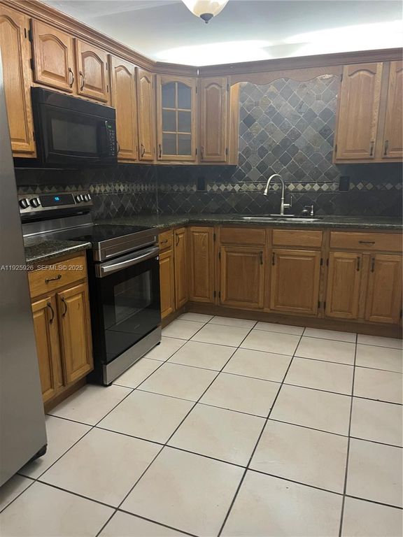 Image 6 of property listing at 10000 nw 80 ct 2301, Hialeah Gardens, FL 3301