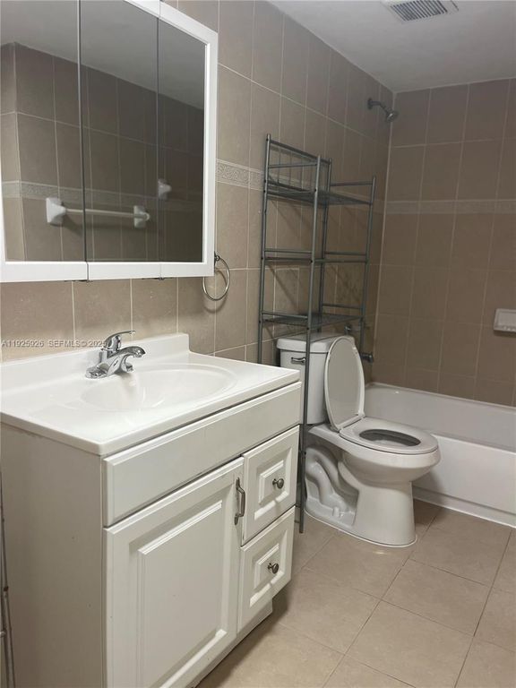 Image 8 of property listing at 10000 nw 80 ct 2301, Hialeah Gardens, FL 3301