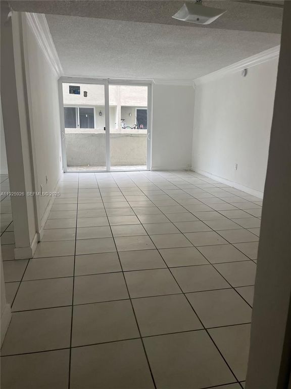 Image 9 of property listing at 10000 nw 80 ct 2301, Hialeah Gardens, FL 3301