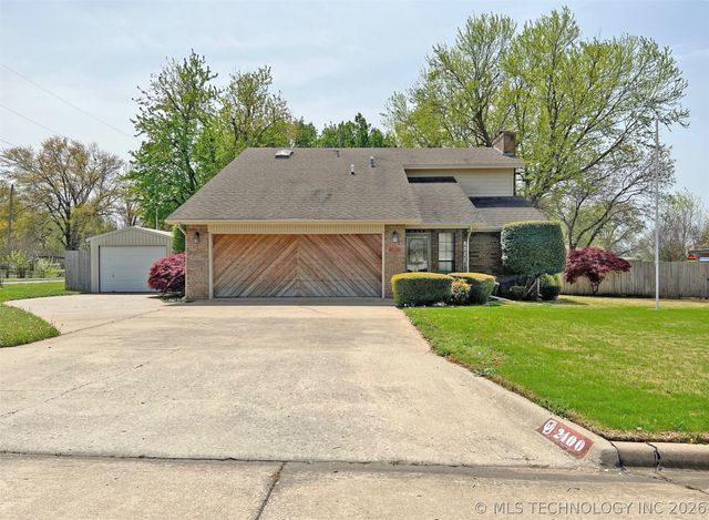 2400 Woodleaf Court, Ardmore, OK 73401