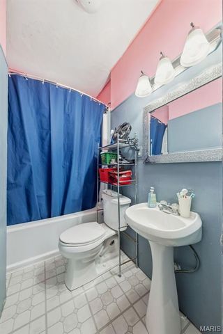 9726 Lackland Road, Overland, MO 63114