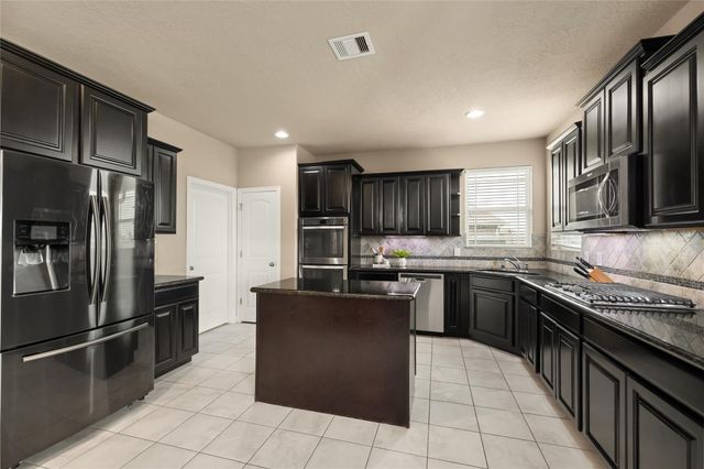 14407 Meadowlands Drive, Mont Belvieu, TX 77523