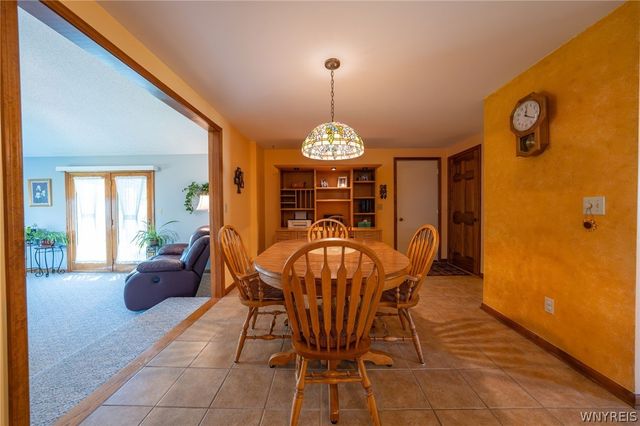 38 Fawn Trl, West Seneca, NY 14224