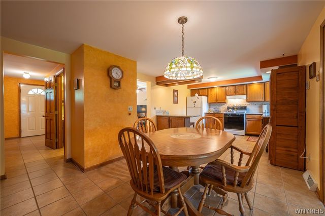 38 Fawn Trl, West Seneca, NY 14224