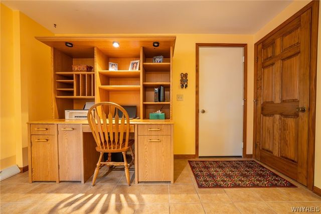 38 Fawn Trl, West Seneca, NY 14224