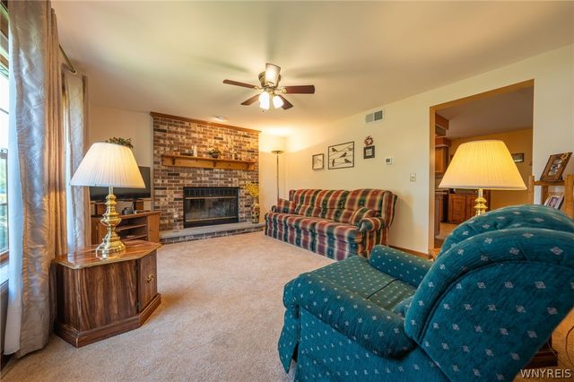 38 Fawn Trl, West Seneca, NY 14224