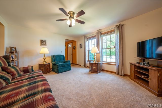 38 Fawn Trl, West Seneca, NY 14224