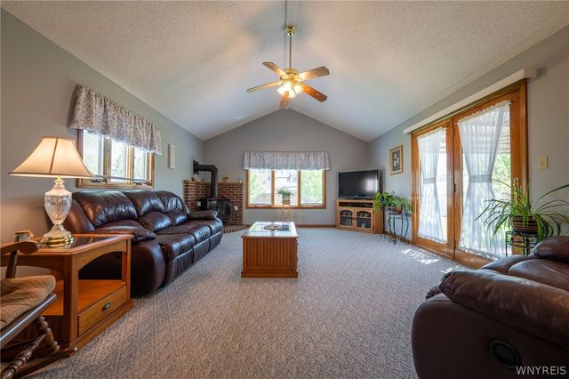 38 Fawn Trl, West Seneca, NY 14224