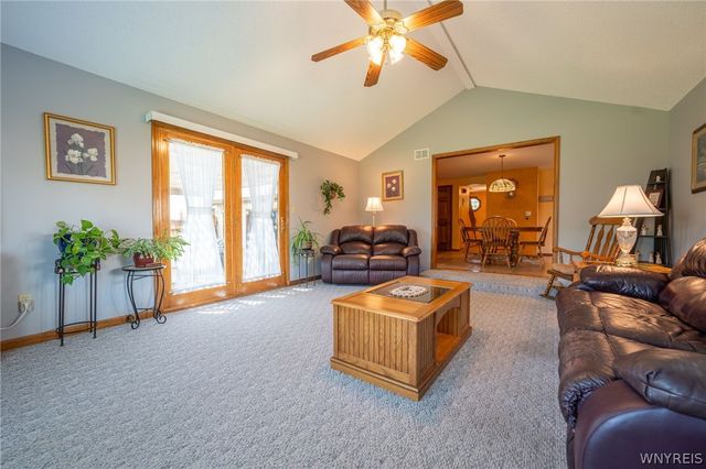 38 Fawn Trl, West Seneca, NY 14224