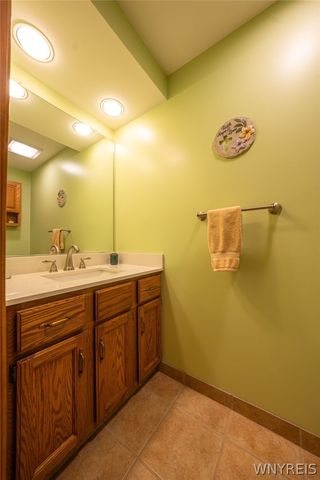38 Fawn Trl, West Seneca, NY 14224