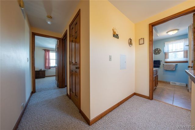 38 Fawn Trl, West Seneca, NY 14224