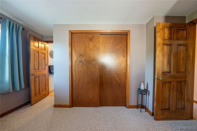 38 Fawn Trl, West Seneca, NY 14224