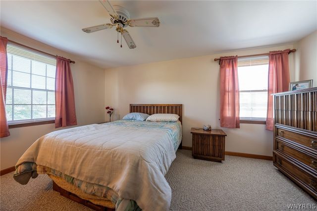 38 Fawn Trl, West Seneca, NY 14224