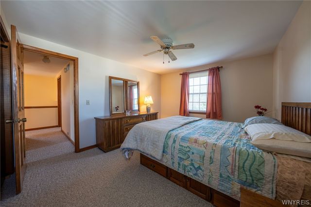 38 Fawn Trl, West Seneca, NY 14224