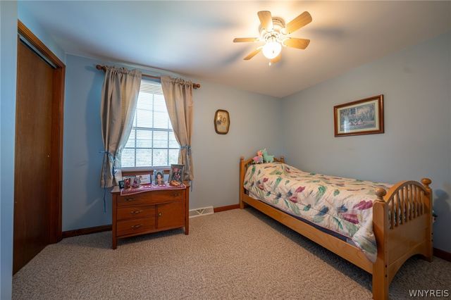 38 Fawn Trl, West Seneca, NY 14224