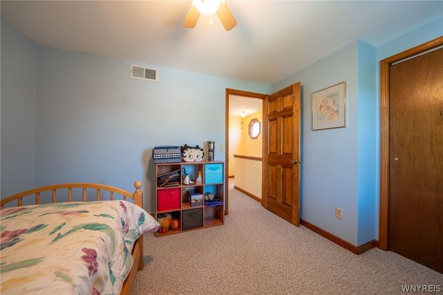 38 Fawn Trl, West Seneca, NY 14224