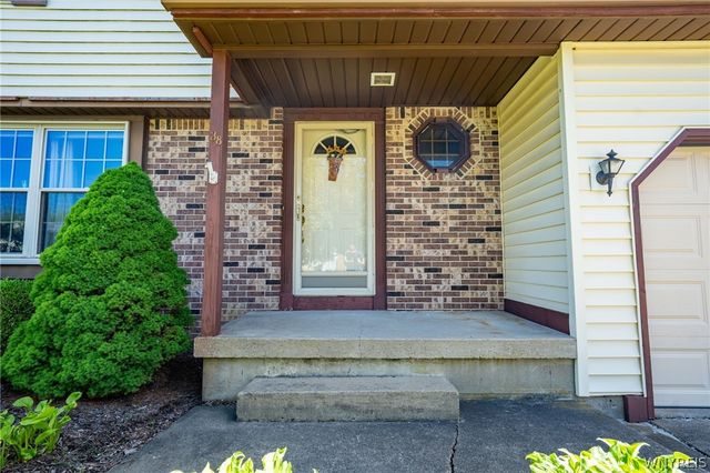 38 Fawn Trl, West Seneca, NY 14224