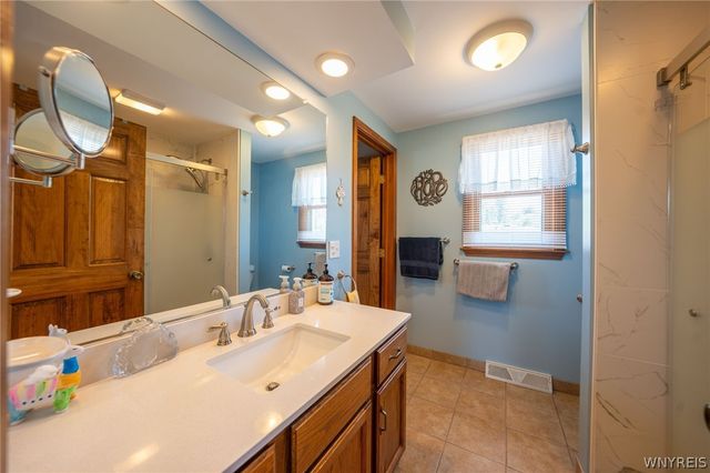 38 Fawn Trl, West Seneca, NY 14224