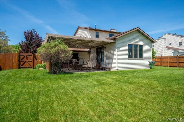 38 Fawn Trl, West Seneca, NY 14224