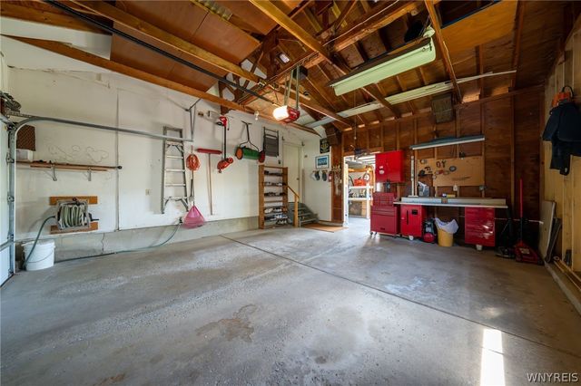 38 Fawn Trl, West Seneca, NY 14224