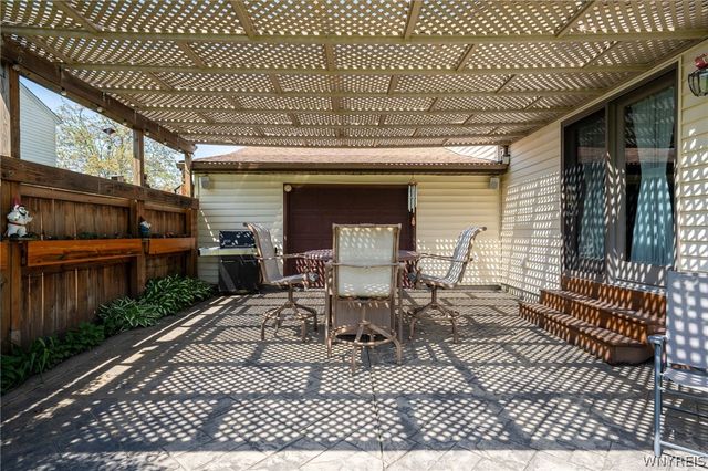 38 Fawn Trl, West Seneca, NY 14224