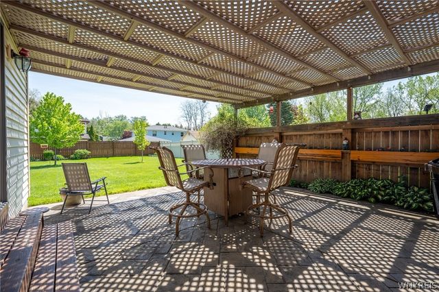 38 Fawn Trl, West Seneca, NY 14224