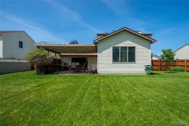 38 Fawn Trl, West Seneca, NY 14224