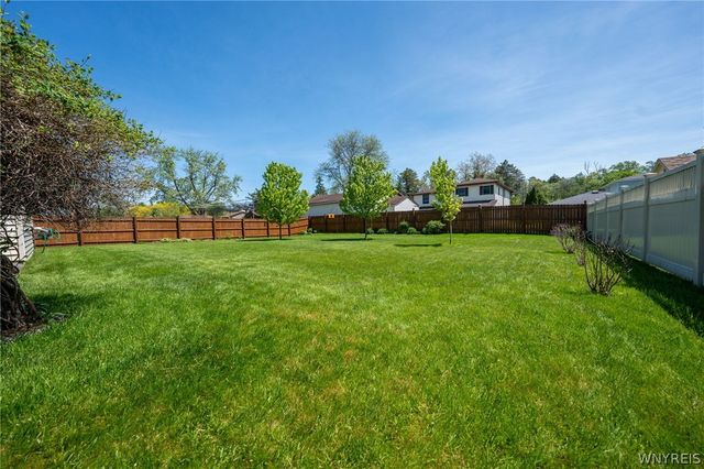 38 Fawn Trl, West Seneca, NY 14224