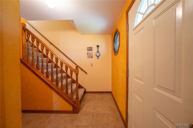 38 Fawn Trl, West Seneca, NY 14224