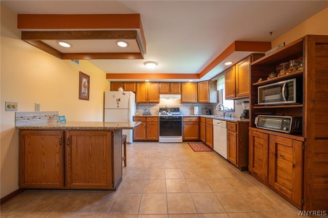 38 Fawn Trl, West Seneca, NY 14224