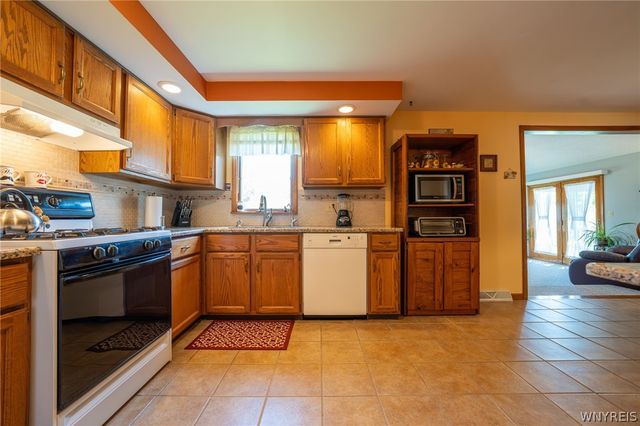 38 Fawn Trl, West Seneca, NY 14224