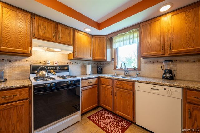 38 Fawn Trl, West Seneca, NY 14224