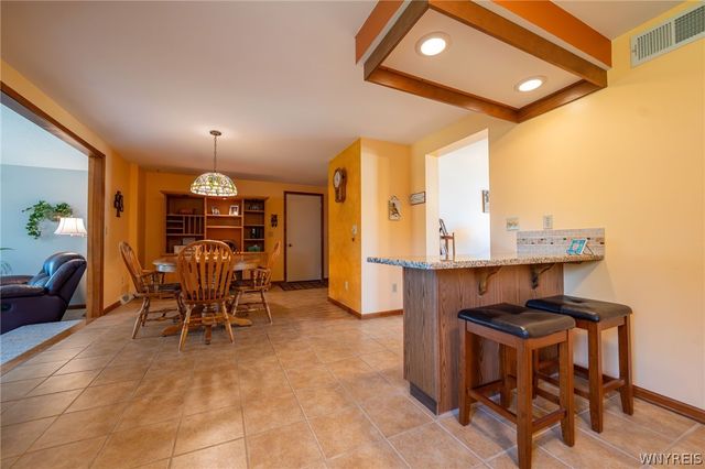 38 Fawn Trl, West Seneca, NY 14224