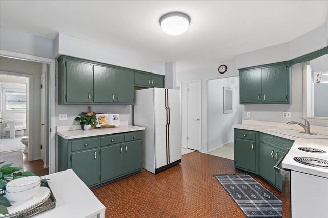 4913 N Navajo AVENUE, Glendale, WI 53217