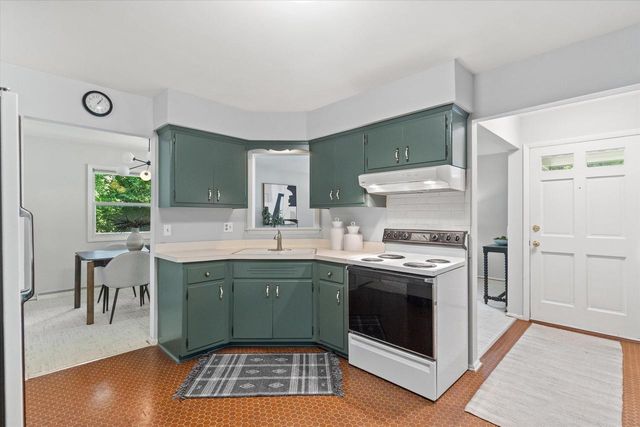 4913 N Navajo AVENUE, Glendale, WI 53217