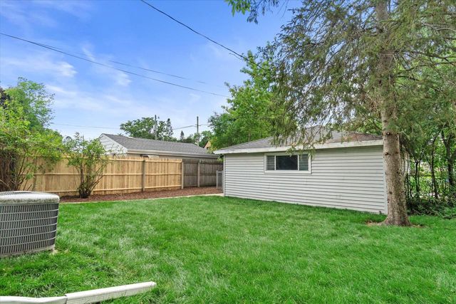 4913 N Navajo AVENUE, Glendale, WI 53217