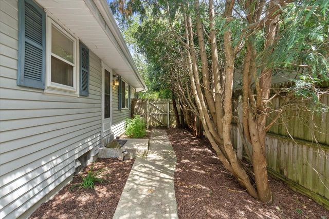 4913 N Navajo AVENUE, Glendale, WI 53217