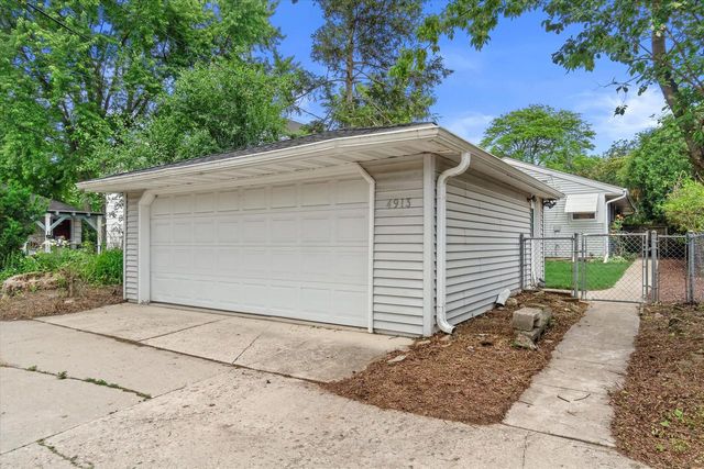 4913 N Navajo AVENUE, Glendale, WI 53217
