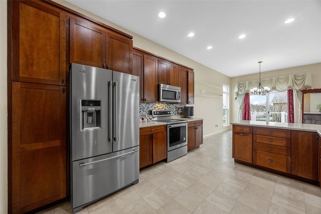 2424 Radcliffe Drive SW, Cedar Rapids, IA 52404