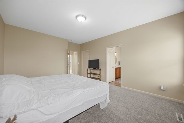 2424 Radcliffe Drive SW, Cedar Rapids, IA 52404