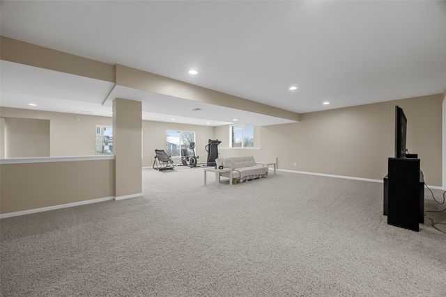 2424 Radcliffe Drive SW, Cedar Rapids, IA 52404