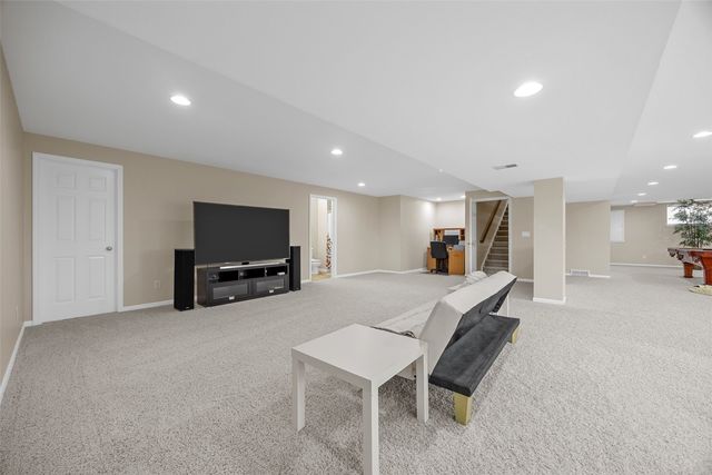 2424 Radcliffe Drive SW, Cedar Rapids, IA 52404