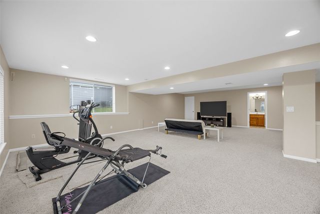 2424 Radcliffe Drive SW, Cedar Rapids, IA 52404
