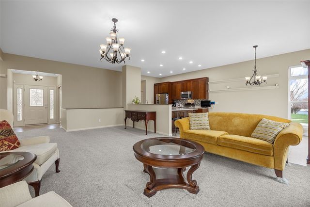 2424 Radcliffe Drive SW, Cedar Rapids, IA 52404