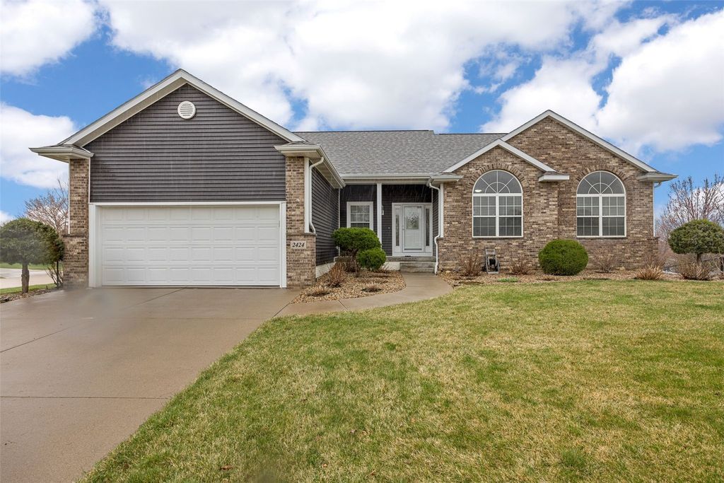 2424 Radcliffe Drive SW, Cedar Rapids, IA 52404